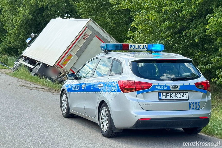 Ciężarówka zakończyła jazdę poza drogą