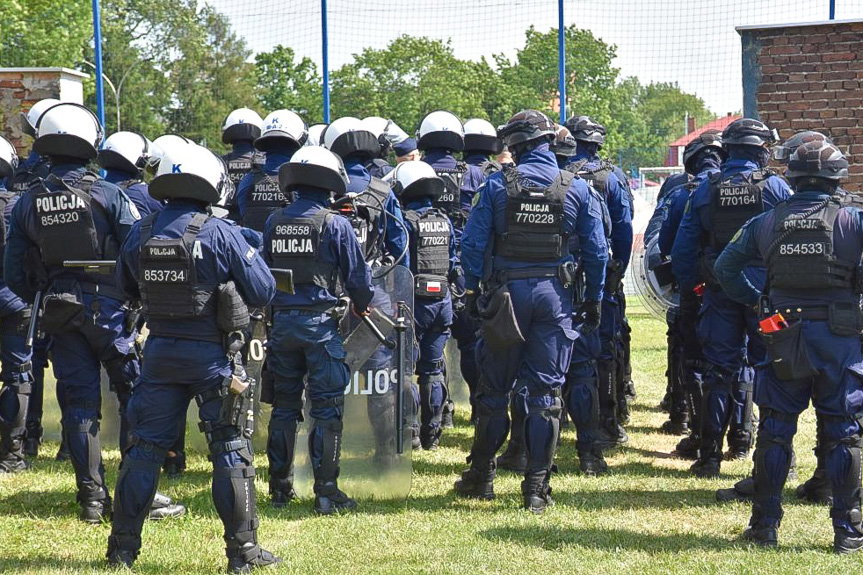 Policjanci z kilku jednostek zabezpieczali mecz JKS Jarosław - Polonia Przemyśl