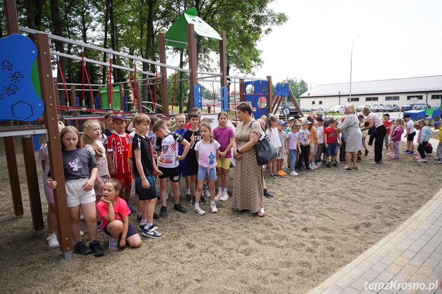 Wśród drzew zamiast w pełnym słońcu. Nowy plac zabaw w Korczynie otwarty