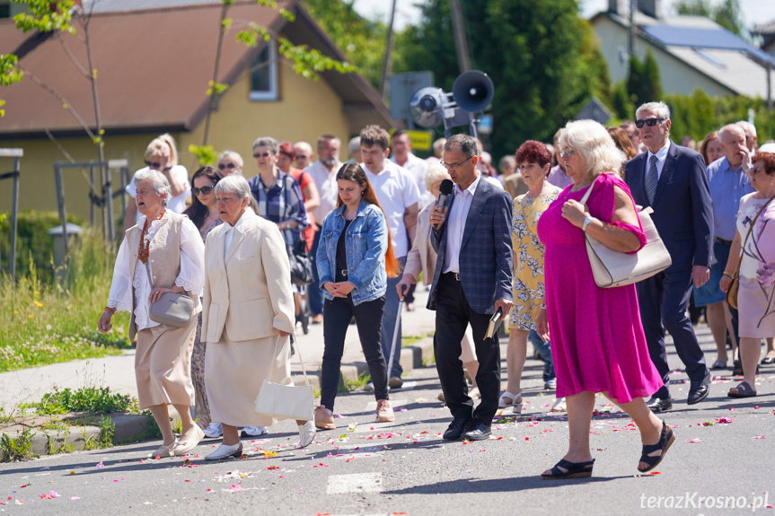 Boże Ciało w parafii Ducha Świętego w Krośnie. Procesja przeszła do czterech ołtarzy