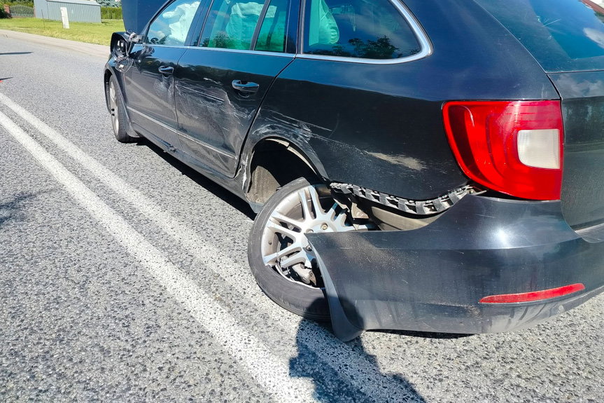 Zderzenie Skody i Volkswagena. Jedna osoba została poszkodowana