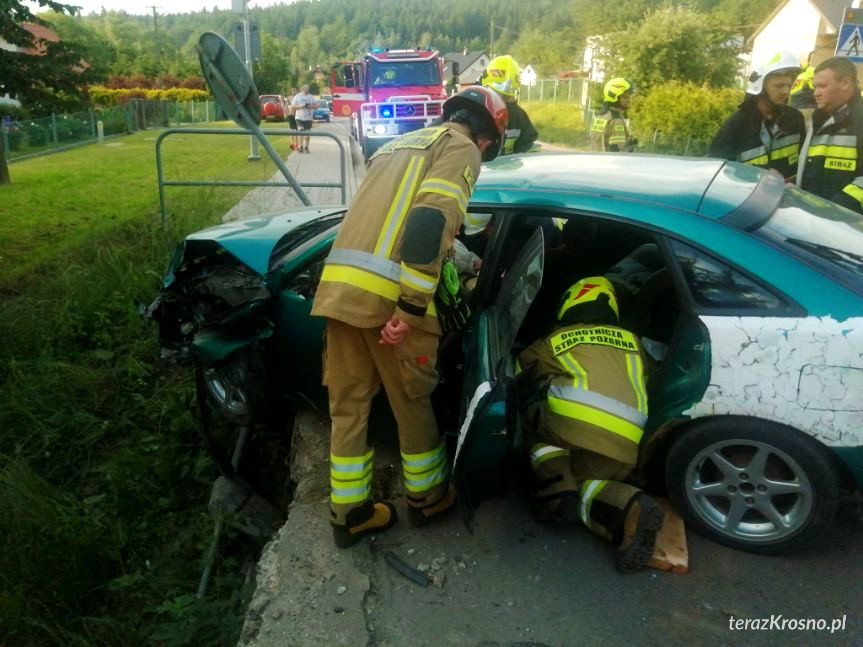 Kolizja w Lubatowej. Kierująca Mazdą uderzyła w barierę na moście