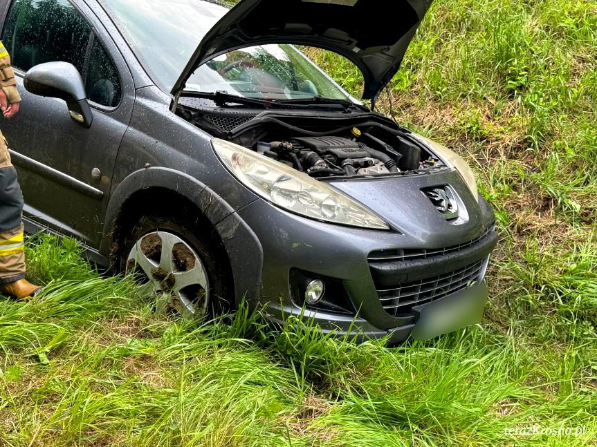 Kolizja w Moderówce. Kierująca Peugeotem wjechała do rowu na DK28