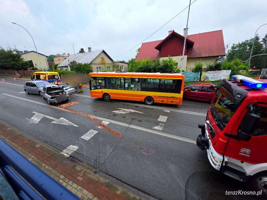 Krosno. Zderzenie autobusu i trzech samochodów