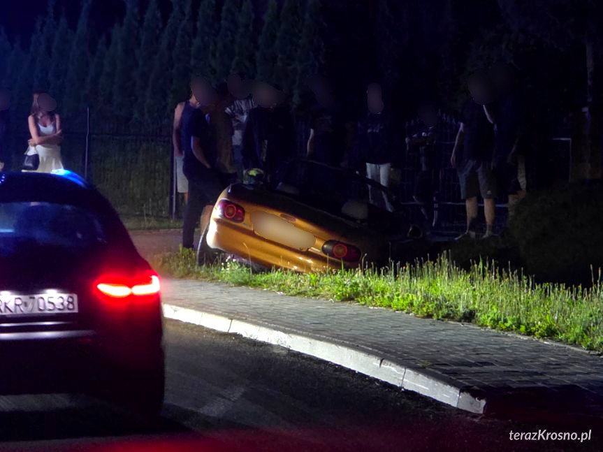 Nocna kolizja w Chorkówce. Mazda roztrzaskana o przepust
