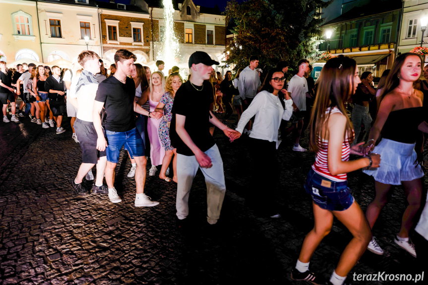 Potańcówka w Krośnie przyciągnęła tłumy. Tak ruszył sezon na Rynku!