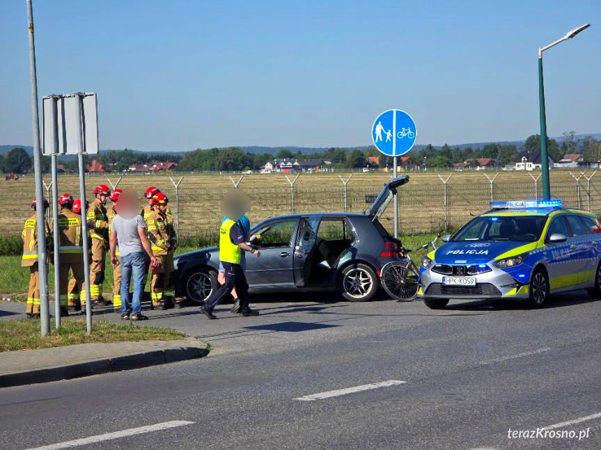 Kolizja w Krośnie. Rowerzysta uderzył w bok Volkswagena