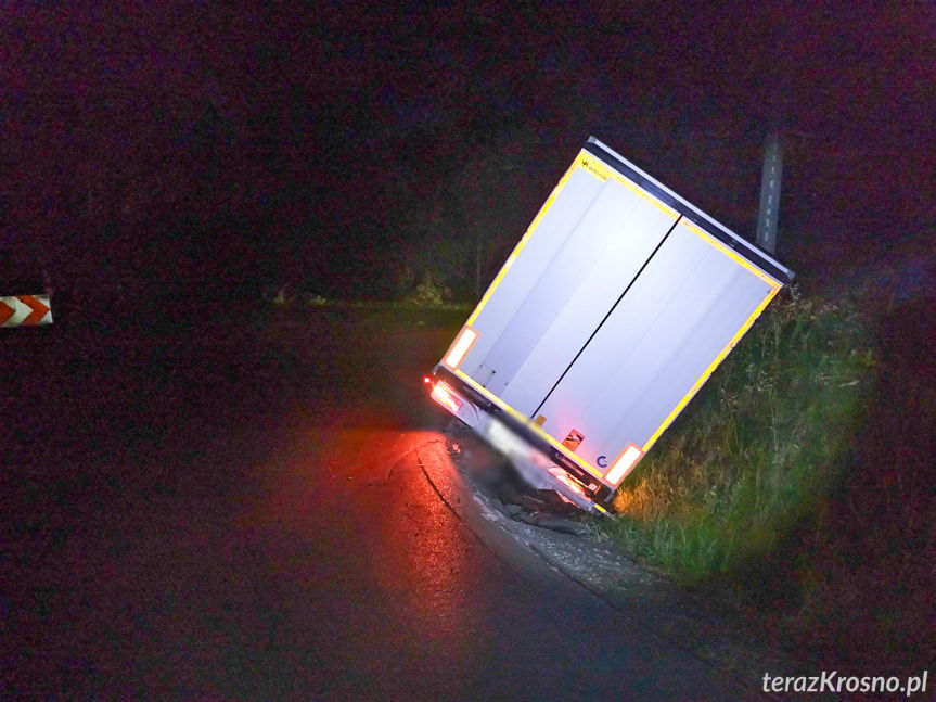 Zakręt, który nie wybacza błędów. Kolejna ciężarówka w rowie