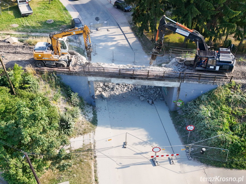 Beton i stal lecą w dół. Rozbiórka wiaduktu kolejowego w Krośnie