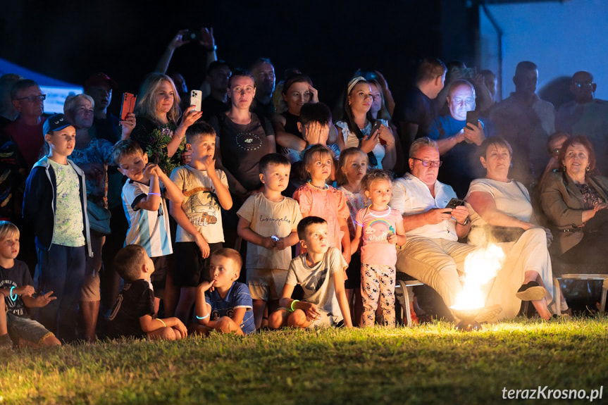 Magiczny pokaz ognia rozświetlił Sobótki Łęckie w Łękach Dukielskich