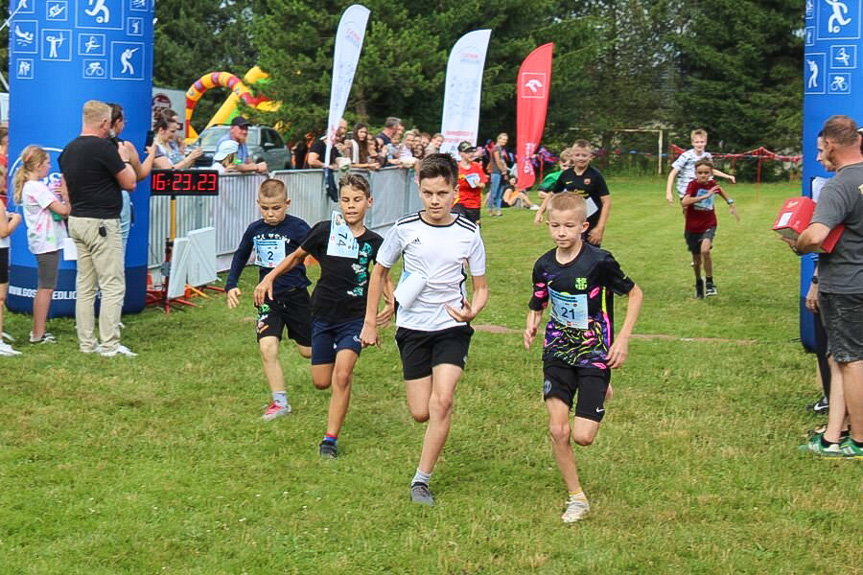 Biegi dzieci i młodzieży rozpoczęły sportowe wydarzenie w Dobieszynie