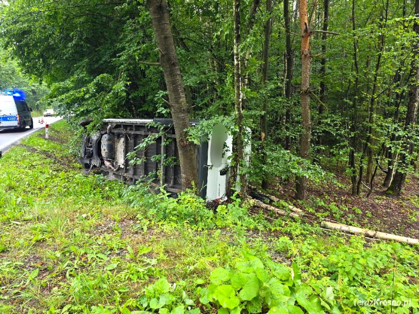 Węglówka. Bus zjechał z drogi i przewrócił się na bok