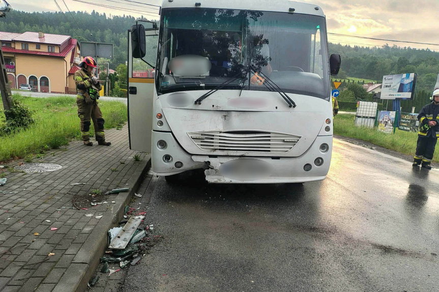 Służby ratunkowe interweniowały po zderzeniu autobusu i osobówki