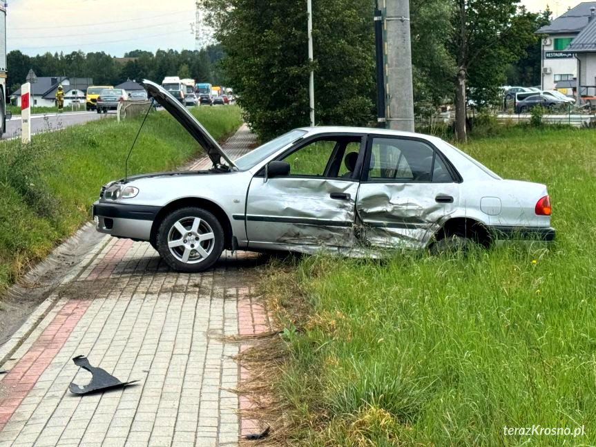 Wypadek w Iskrzyni na DK19. Zderzyły się samochód osobowy i bus