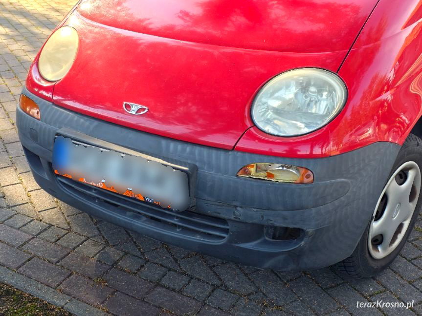Kolizja w Krośnie. Pijany kierowca Matiza uderzył w Opla i odjechał