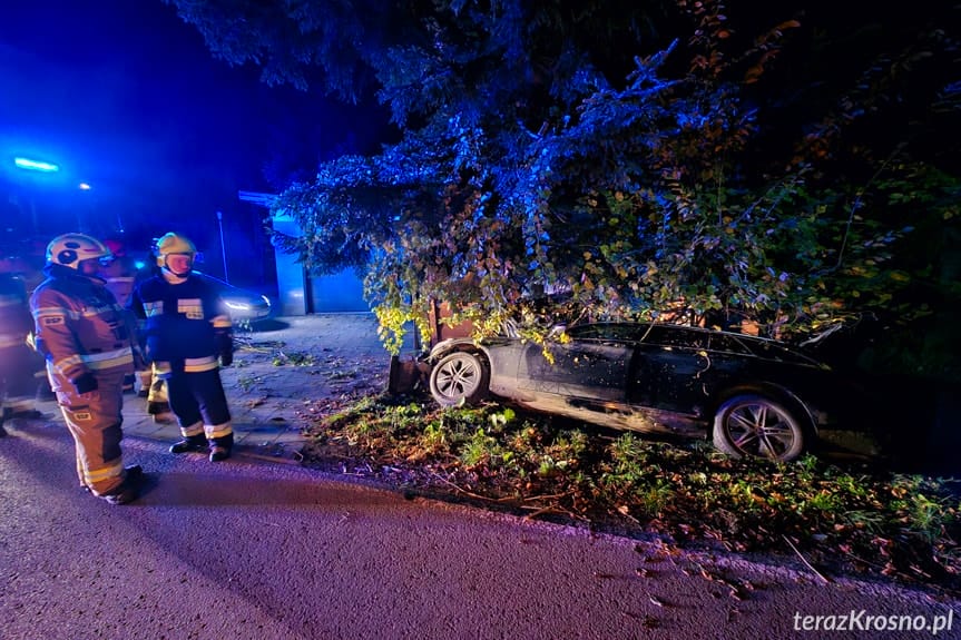 Dobieszyn. Mercedes rozbity na przepuście