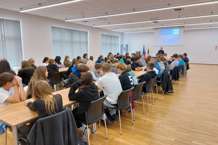 Uczniowie z Krosna poznają pracę policji od środka