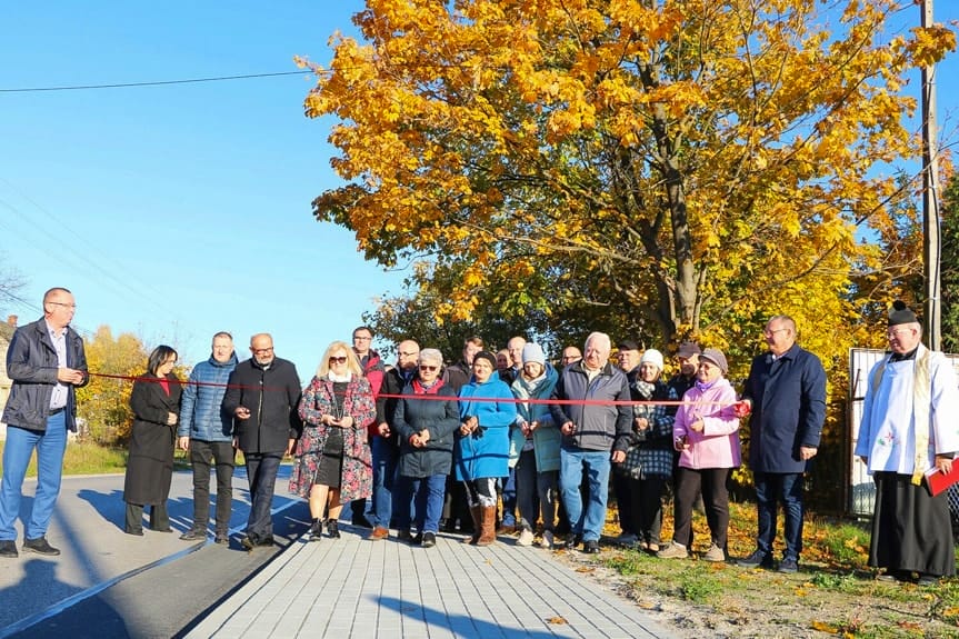 Nowy chodnik połączył dwie miejscowości. Był bardzo potrzebny