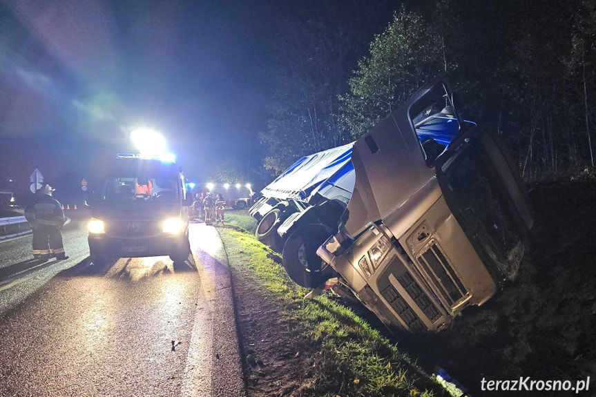 Wola Komborska. Samochód ciężarowy w rowie