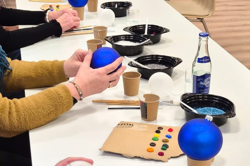 Seniorzy z pasją tworzyli świąteczne dekoracje