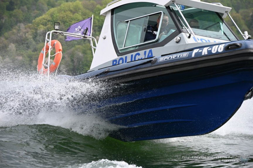 Policjanci doskonalili umiejętności ratownicze na Jeziorze Solińskim