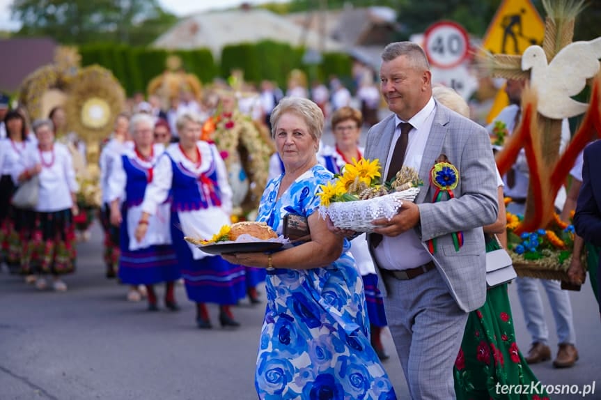 Dożynki Gminne w Faliszówce - przejście do kościoła