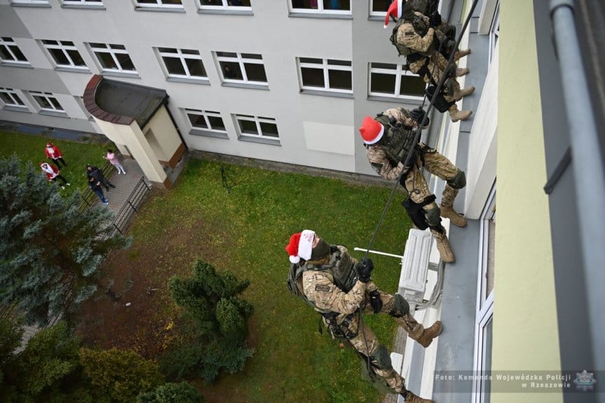 Policyjni kontrterroryści w roli pomocników Mikołaja