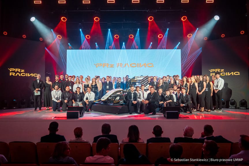 Studenci Politechniki Rzeszowskiej zaprezentowali nowy bolid wyścigowy