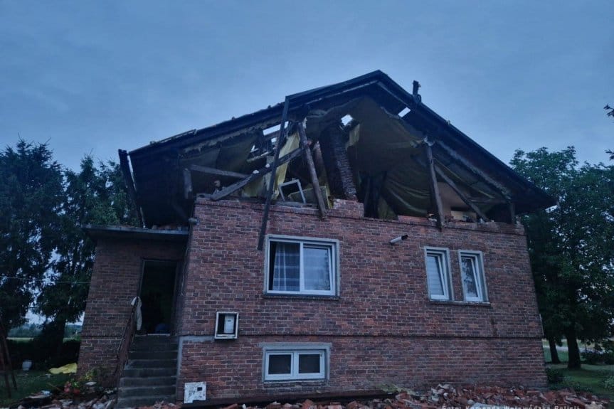 Podkarpaccy policjanci po przejściu burz - ewakuacja obozów harcerskich i wsparcie mieszkańców