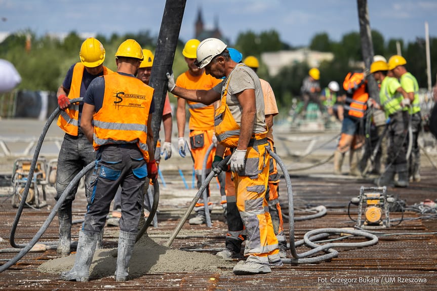 Budowa Wisłokostrady w Rzeszowie. 80 godzin lania betonu na estakadzie [ZDJĘCIA]