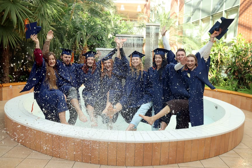 Pierwsi absolwenci kryminologii w WSPiA odebrali dyplomy ukończenia studiów [ZDJĘCIA]