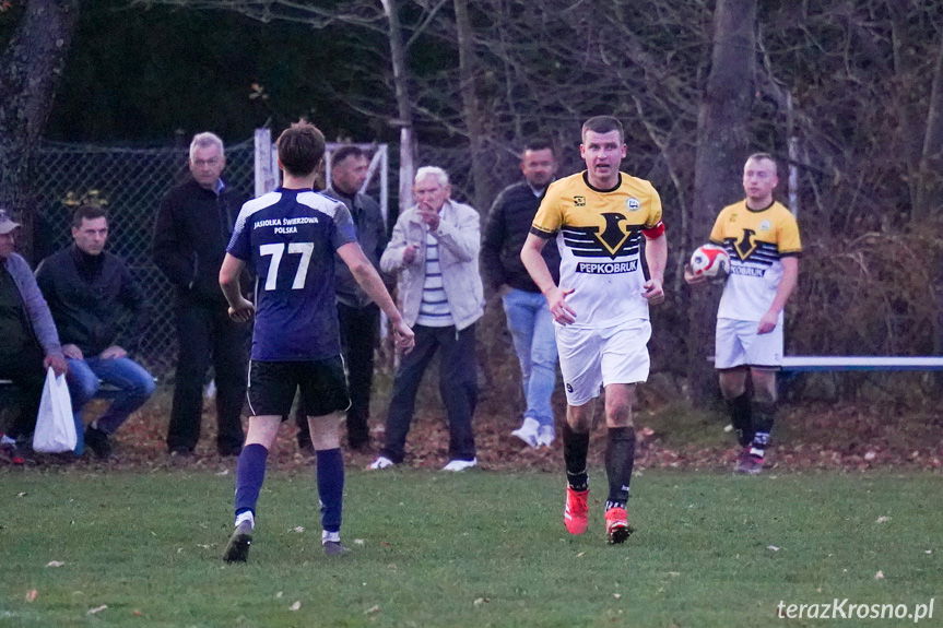 Zacięte derby w Świerzowej Polskiej. Remis po dramatycznej końcówce [ZDJĘCIA]
