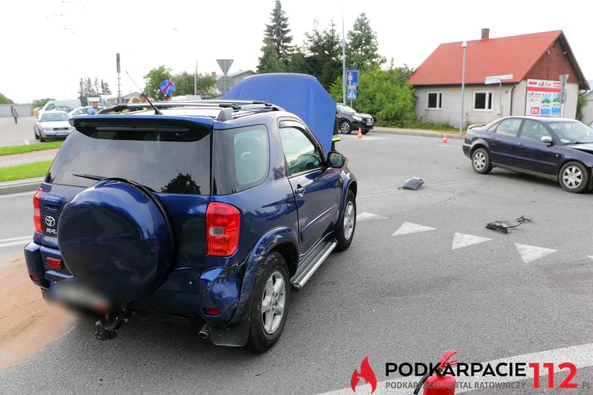 Zderzenie na rondzie, toyota na boku