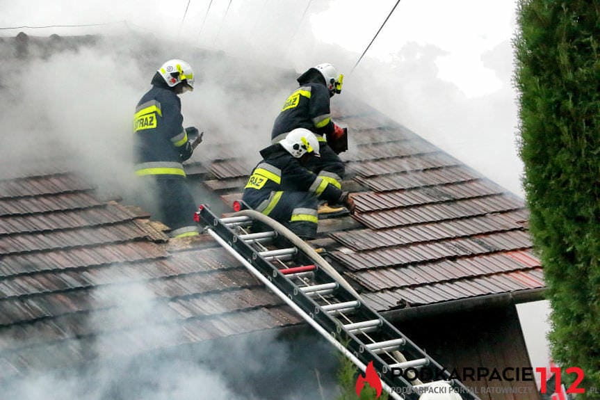 Pożar drewnianego domu w Równem