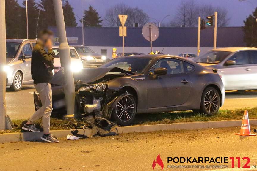 Subaru wbiło się w latarnię