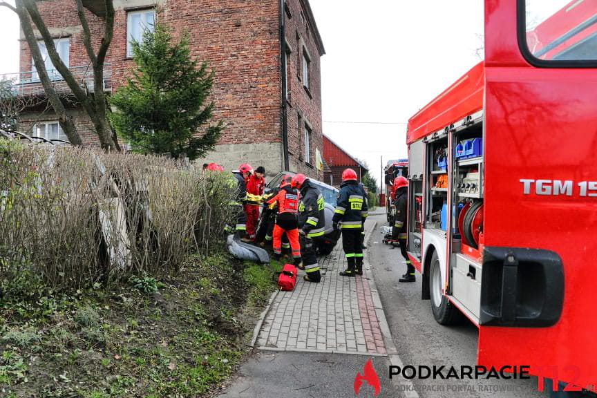 Uderzyła samochodem w dom