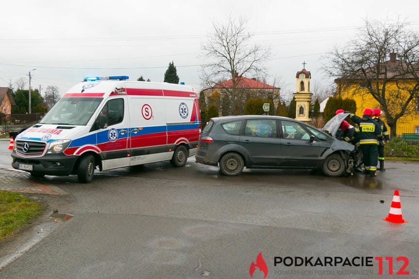 Świerzowa Polska. Wypadek na skrzyżowaniu