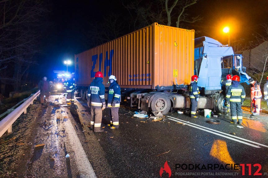 DK19. W Dukli TIR uderzył w powalone drzewo