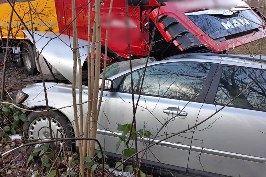 Zderzenie tira z osobówką w Humniskach