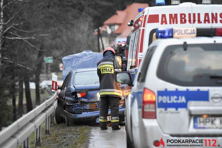 Wpadła w poślizg na zakręcie