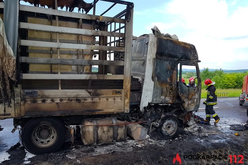 Zimna Woda. Ciężarówka w ogniu