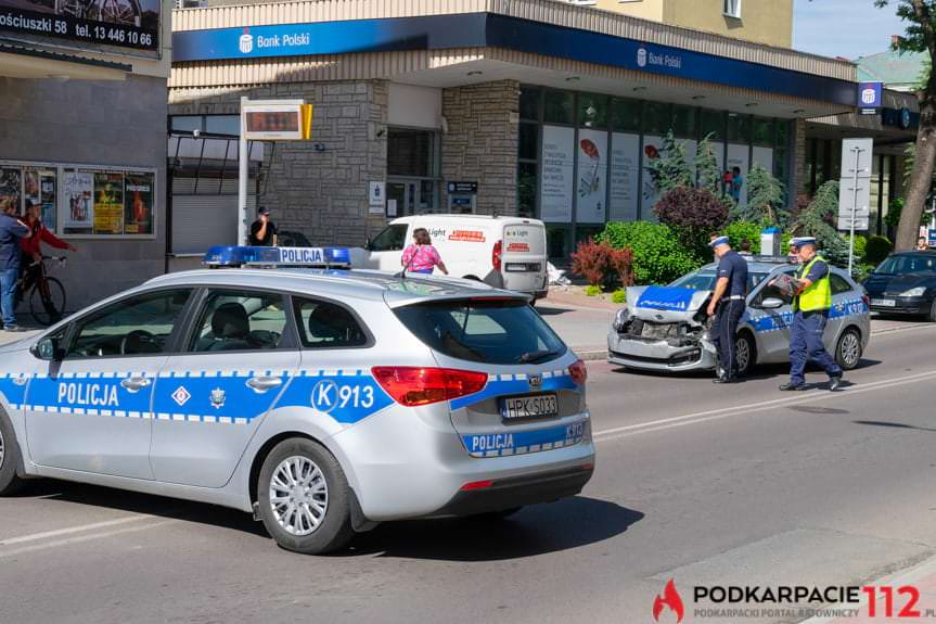 Kolizja policyjnego radiowozu w Sanoku