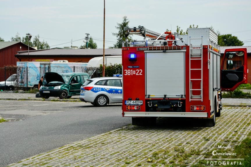 Motocyklista wjechał w stojącego Peugeota 
