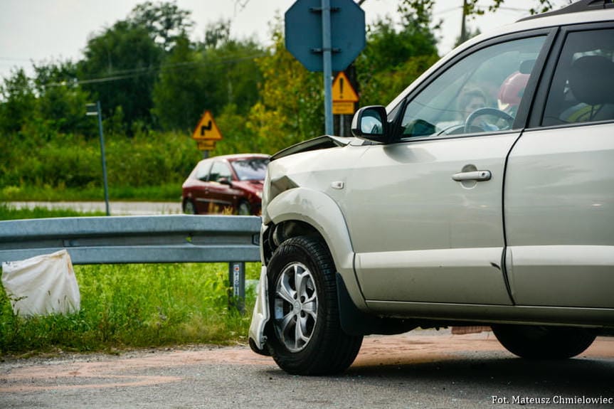Wypadek dwóch samochodów, dwie osoby ranne 