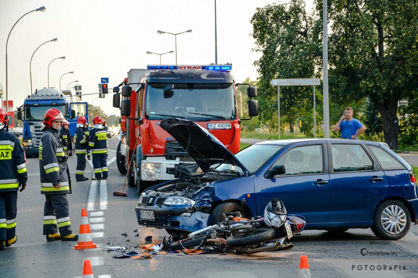 Zderzenie osobówki z motocyklistą 