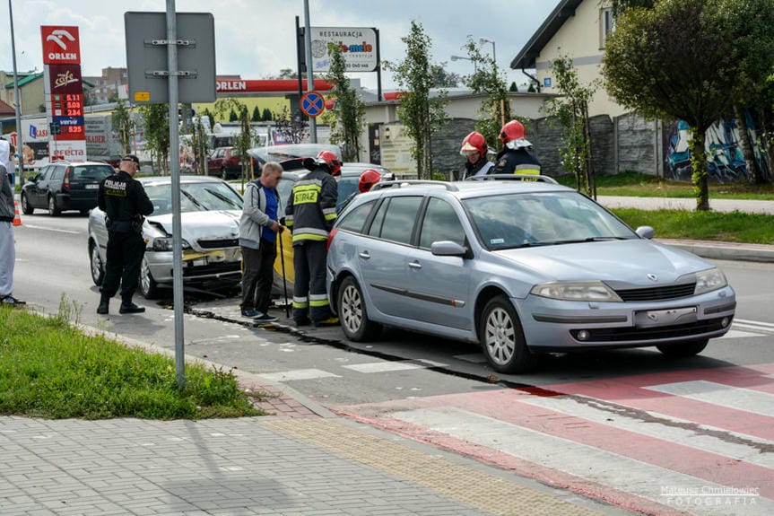 Kolizja trzech samochodów osobowych 