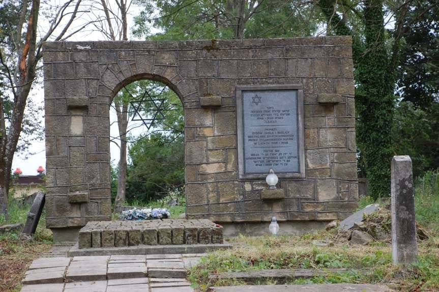 Pamięć o społeczności żydowskiej Jasła. Kadisz, znicze i kwiaty na kirkucie