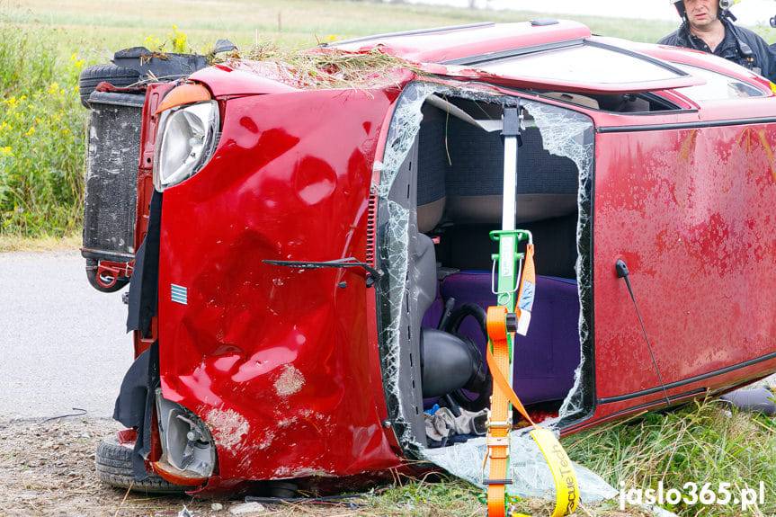 Dachowanie fiata w Czeluśnicy, poszkodowany 80-latek