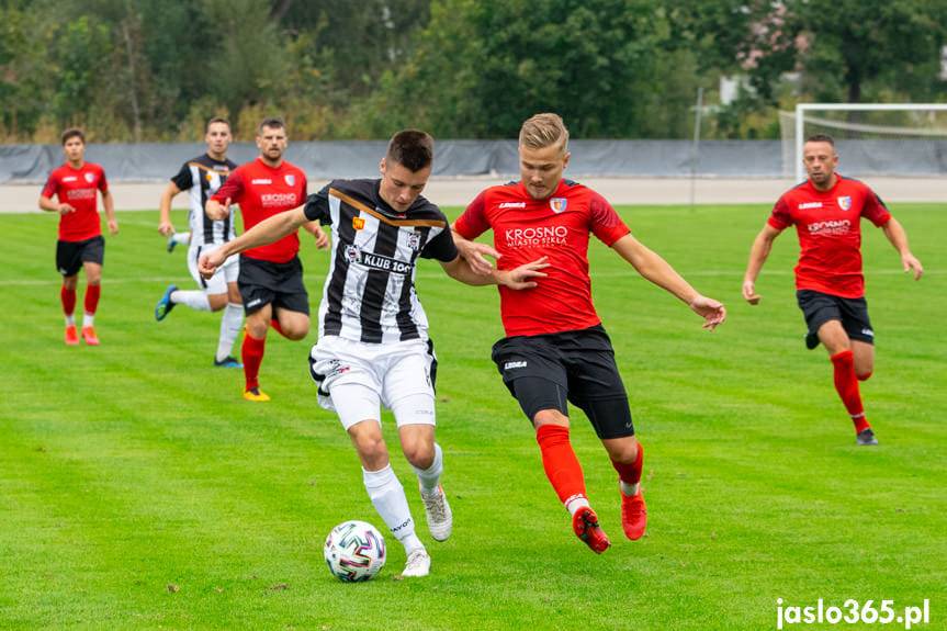 Piłka nożna. IV liga podkarpacka. Derby dla Karpat. Czarni bez siły ofensywnej