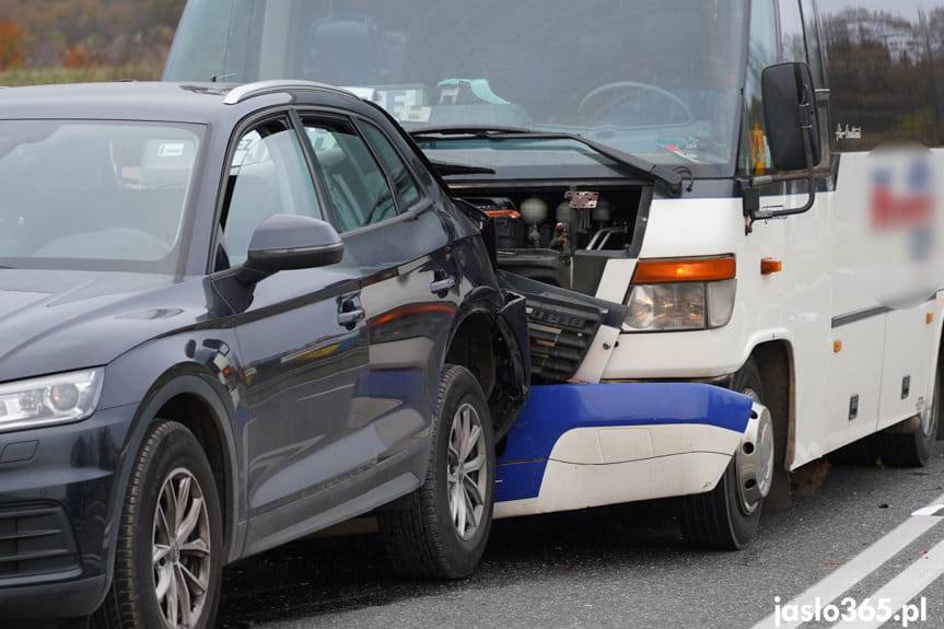 Wypadek w Warzycach, zderzenie samochodu osobowego i autobusu